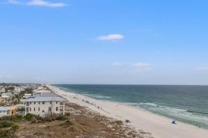 une vue d'une plage avec un bâtiment et l'océan dans l'établissement Pinnacle Port A-701, à Carillon Beach