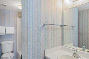 une salle de bains avec toilettes et lavabo dans l'établissement Pinnacle Port A-701, à Carillon Beach 8 autres photos