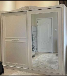 einen großen weißen Schrank mit einer Tür in einem Zimmer in der Unterkunft Relax Home in Kairo
