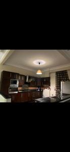 eine Küche mit Holzschränken und viel Licht in der Unterkunft Relax Home in Kairo + 26 Fotos