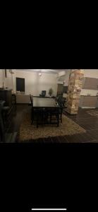 ein Wohnzimmer mit Tisch und Stühlen und einer Couch in der Unterkunft Relax Home in Kairo