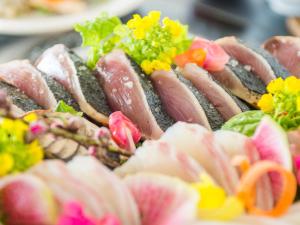 ein Stapel Sandwiches mit Blumen auf einem Teller in der Unterkunft Umibe no Kajuen - Vacation STAY 17485v in Konan