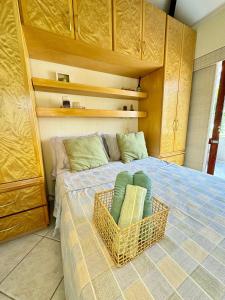 a bedroom with a bed with a basket on it at Duplex incrível a 5 min do centro com piscina in Nova Friburgo +41 photos