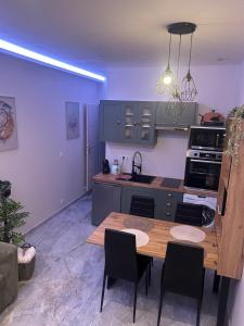 Kuchyň nebo kuchyňský kout v ubytování Montargis Apartment