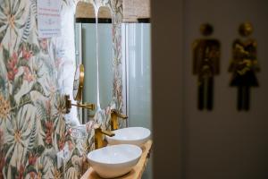 A bathroom at Hostal Santa Cruz