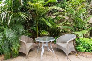 Aed väljaspool majutusasutust Sun Drenched Ground Floor Studio with Patio