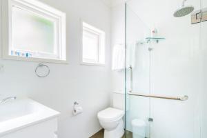 Vannituba majutusasutuses Sun Drenched Ground Floor Studio with Patio +19 fotot