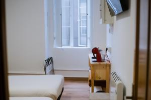 A television and/or entertainment centre at Hostal Santa Cruz