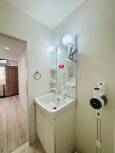 ein Badezimmer mit Waschbecken und Spiegel in der Unterkunft LOFT-Hatsudai hostel初台SY0362 in Tokio + 37 Fotos