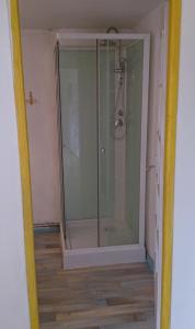 eine Dusche mit Glastür im Badezimmer in der Unterkunft Tavaud in Dournazac