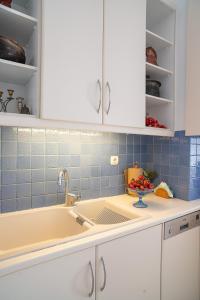 Dapur atau dapur kecil di Florou's art-gallery apartment, Kypseli