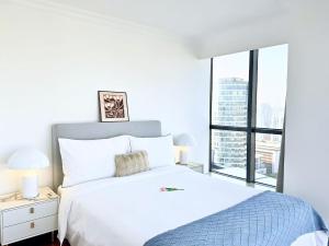 Letto o letti in una camera di Shanghai downtown Tyms B&B Near Hongqiao Metro and Jiaotong University High view 3bedroom&2bathroom