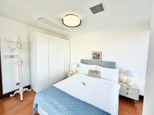 Letto o letti in una camera di Shanghai downtown Tyms B&B Near Hongqiao Metro and Jiaotong University High view 3bedroom&2bathroom