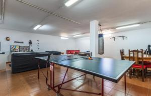 eine Tischtennisplatte in der Mitte eines Wohnzimmers in der Unterkunft Awesome Home In Cartagena With Wifi in Cartagena + 32 Fotos