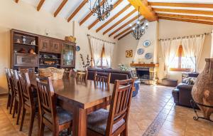 ein Esszimmer mit einem Holztisch und Stühlen in der Unterkunft Awesome Home In Cartagena With Wifi in Cartagena
