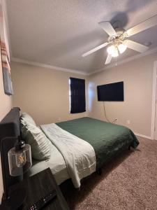 a bedroom with a bed and a ceiling fan at Lubbock haven Rooms with individual Bathrooms in Lubbock