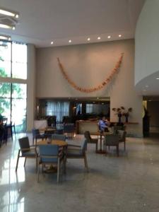 una hall con sedie e tavoli in un edificio di Beach Class Convention HOM a Recife