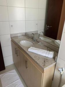 un bagno con due lavandini e uno specchio di Beach Class Convention HOM a Recife