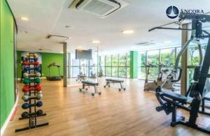 una palestra con tapis roulant e macchine in una stanza di Beach Class Convention HOM a Recife