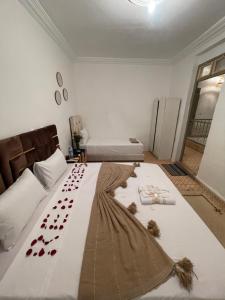 Łóżko lub łóżka w pokoju w obiekcie Red Vibes Hostel Marrakech
