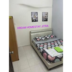 Ένα ή περισσότερα κρεβάτια σε δωμάτιο στο Homestay Jitra Dream Homestay