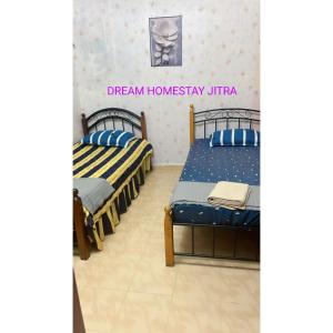 Ένα ή περισσότερα κρεβάτια σε δωμάτιο στο Homestay Jitra Dream Homestay