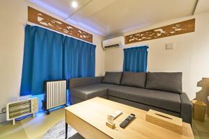 Area tempat duduk di IZURU Shiba Hamamatsucho 3F