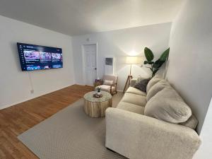 Μια τηλεόραση ή/και κέντρο ψυχαγωγίας στο Boho 1-Bedroom Beach Condo with Mid Size Parking & Laundry