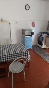 eine kleine Küche mit einem Tisch und einem Herd in der Unterkunft Casinha na Vila Madalena in São Paulo