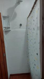 ein Raum mit einer Wand mit einer Kletterwand in der Unterkunft Casinha na Vila Madalena in São Paulo