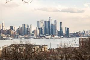 Pemandangan umum bagi West New York atau pemandangan bandar yang diambil dari apartmen