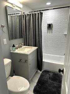 Bilik mandi di Cozy Apartment Minutes from NYC