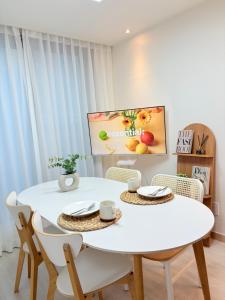 a white dining room with a white table and chairs at #동탄역#투룸#에버랜드#민속촌#캐리비안베이#화성#수원#용인#호수공원#이케아#삼성 in Hwaseong