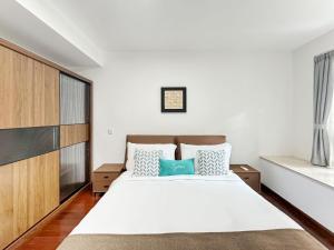 上海Tyms 2BR Apt WeiningRD Near CESIS Line2的卧室里有一张白色的大床和一扇窗户