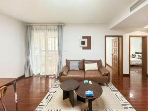 上海Tyms 2BR Apt WeiningRD Near CESIS Line2的带沙发和桌子的客厅