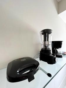 a black blender sitting on top of a counter at Apto 5 minutes Ufu, 7 minutes Sabia Park in Uberlândia +72 photos
