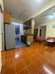 Η κουζίνα ή μικρή κουζίνα στο PD Perdana Homestay 3BR