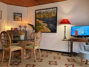 Телевизор и/или развлекательный центр в Maison calme proche plage, animaux acceptés - FR-1-476-234 +4 фотографии
