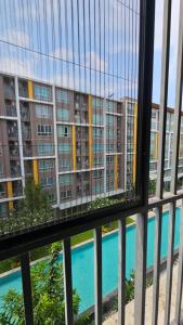 widok na budynek z okna w obiekcie D Condo Bangsaen ตึกC "จอดรถได้1คัน" w mieście Ban Rong Khoei