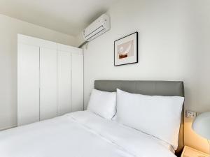 Postel nebo postele na pokoji v ubytování Tyms 2BR 2BA Apt Near MetroCity Line 1 9