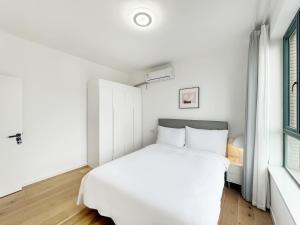 Postel nebo postele na pokoji v ubytování Tyms 2BR 2BA Apt Near MetroCity Line 1 9