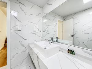 Koupelna v ubytování Tyms 2BR 2BA Apt Near MetroCity Line 1 9
