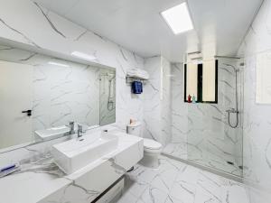 Koupelna v ubytování Tyms 2BR 2BA Apt Near MetroCity Line 1 9