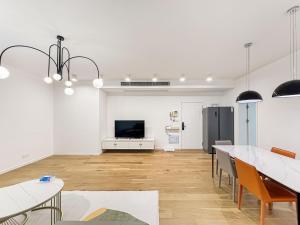 TV a/nebo společenská místnost v ubytování Tyms 2BR 2BA Apt Near MetroCity Line 1 9