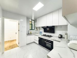 Kuchyň nebo kuchyňský kout v ubytování Tyms 2BR 2BA Apt Near MetroCity Line 1 9