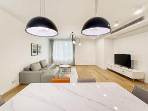 TV a/nebo společenská místnost v ubytování Tyms 2BR 2BA Apt Near MetroCity Line 1 9