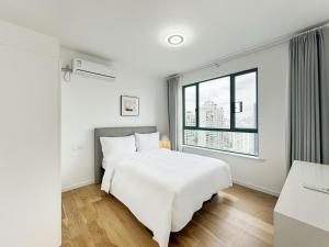Postel nebo postele na pokoji v ubytování Tyms 2BR 2BA Apt Near MetroCity Line 1 9