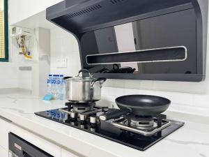 Kuchyň nebo kuchyňský kout v ubytování Tyms 2BR 2BA Apt Near MetroCity Line 1 9