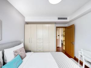 上海市にあるTyms 2BR Apt TianshanRD Near CESIS Line2のギャラリーの写真