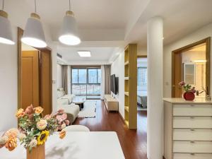 上海市にあるTyms 2BR Apt TianshanRD Near CESIS Line2のギャラリーの写真